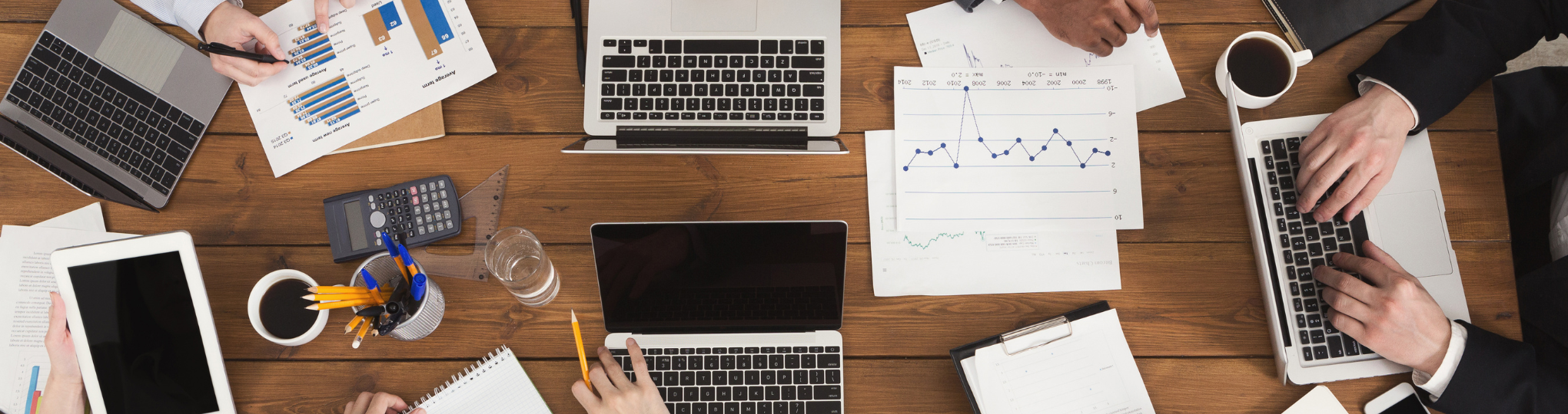 打合せ中の上からのデスク