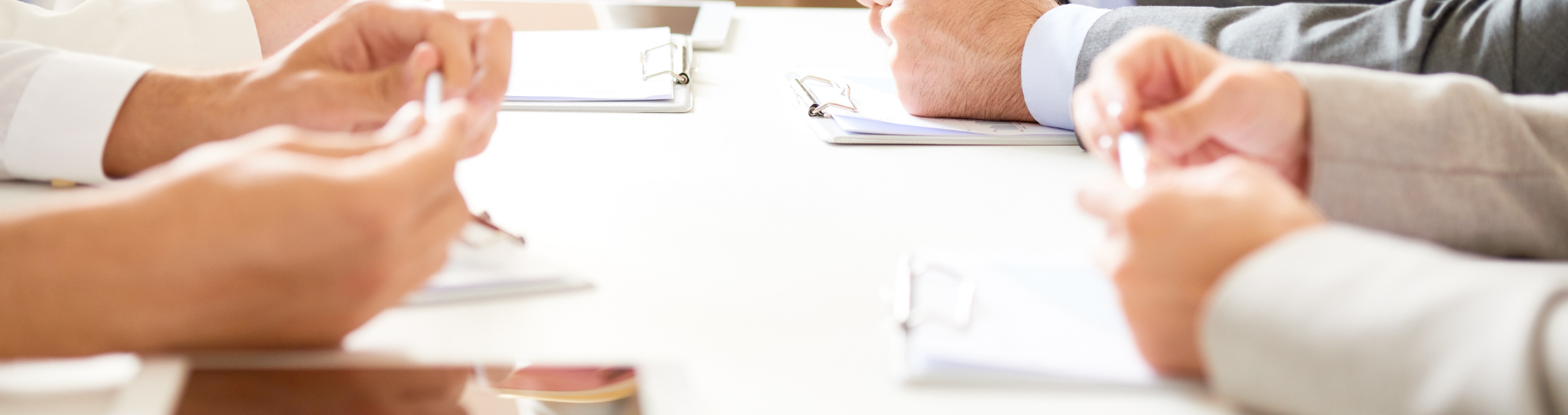 打合せ中のデスクの上の手元