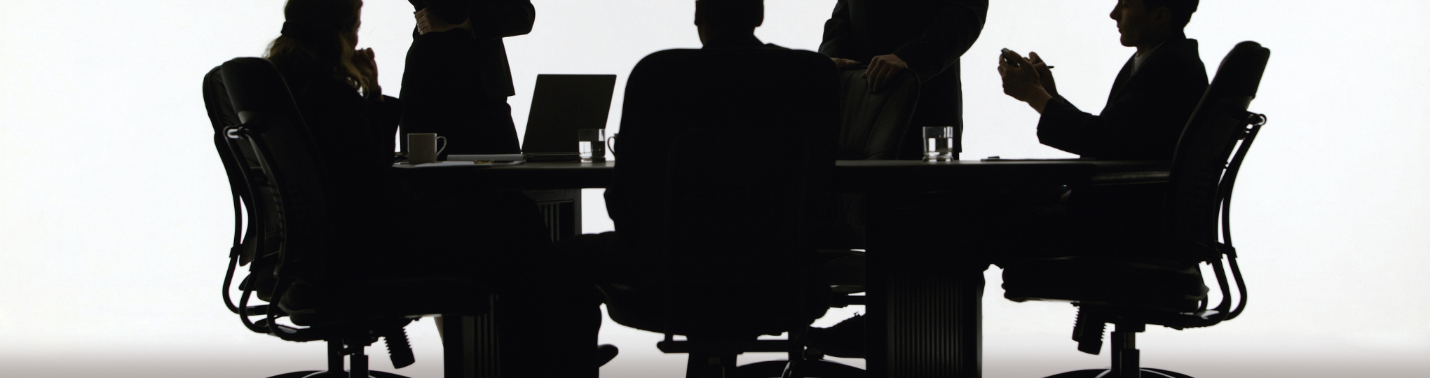 打合せ中の人々の影